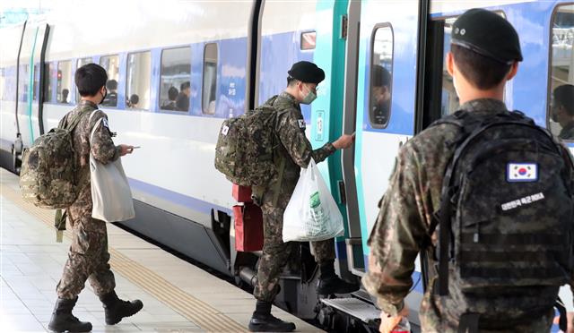 군 장병 휴가 정상 시행, ‘가벼운 발걸음’