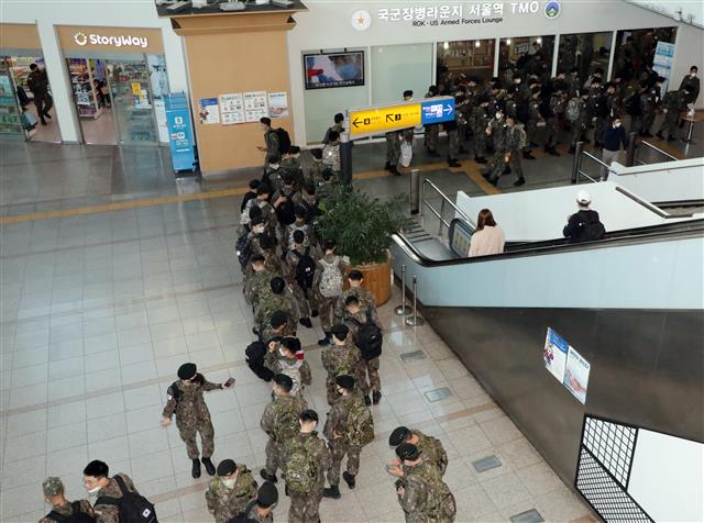 열차표 발권하기위해 줄서는 군 장병들