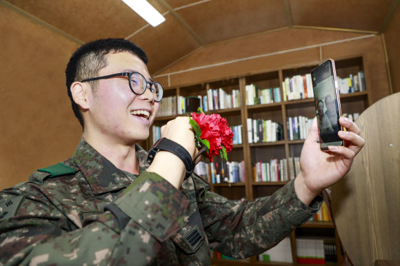 영상통화로 전하는 어버이날 카네이션