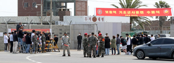 기초군사훈련 마친 손흥민 취재 열기