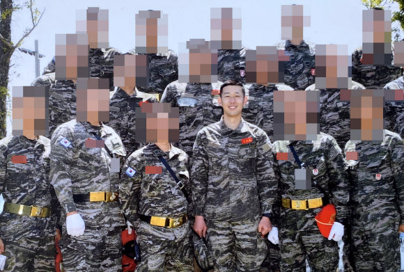 군복입고 기념촬영 한 손흥민