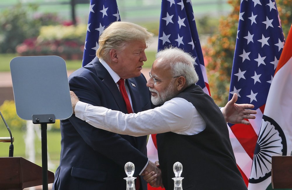 지난 2월 25일(현지시간) 인도 뉴델리에 공동성명을 발표한 직후 도널드 트럼프(왼쪽) 미국 대통령을 껴앉는 나렌드라 모디 인도 총리. 뉴델리 AP 연합뉴스