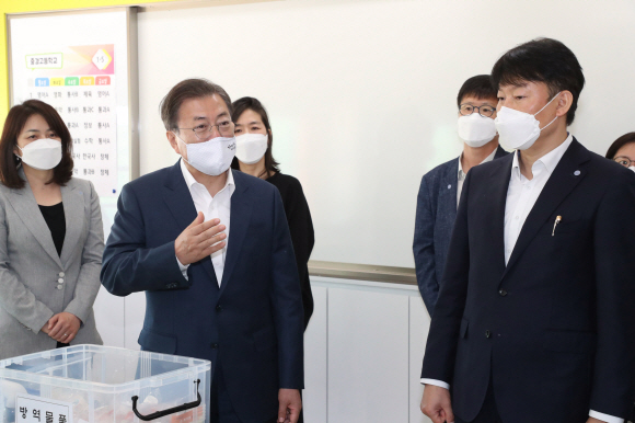문재인 대통령이 8일 코로나19 사태로 인해 등교개학이 거듭 연기되었다가 다음 주 등교개학을 앞둔 서울 용산 중경고등학교를 방문, 개학 준비상황을 직접 점검하고 철저한 대비를 당부했다.  문대통령이 학부모들과 함께 일반교실을 찾아 감염예방조치 및 방역물품 관련 설명을 듣고, 대화하고 있다. 2020.5.8 도준석 기자 pado@seoul.co.kr