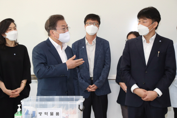 문재인 대통령이 8일 코로나19 사태로 인해 등교개학이 거듭 연기되었다가 다음 주 등교개학을 앞둔 서울 용산 중경고등학교를 방문, 개학 준비상황을 직접 점검하고 철저한 대비를 당부했다.  문대통령이 학부모들과 함께 일반교실을 찾아 감염예방조치 및 방역물품 관련 설명을 듣고 있다. 2020.5.8 도준석 기자 pado@seoul.co.kr
