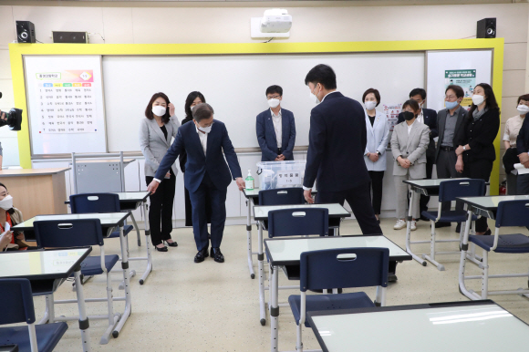 문재인 대통령이 8일 코로나19 사태로 인해 등교개학이 거듭 연기되었다가 다음 주 등교개학을 앞둔 서울 용산 중경고등학교를 방문, 개학 준비상황을 직접 점검하고 철저한 대비를 당부했다.  문대통령이 학부모들과 함께 일반교실을 찾아 감염예방조치 및 방역물품 관련 설명을 듣고있다.  2020.5.8 도준석 기자 pado@seoul.co.kr