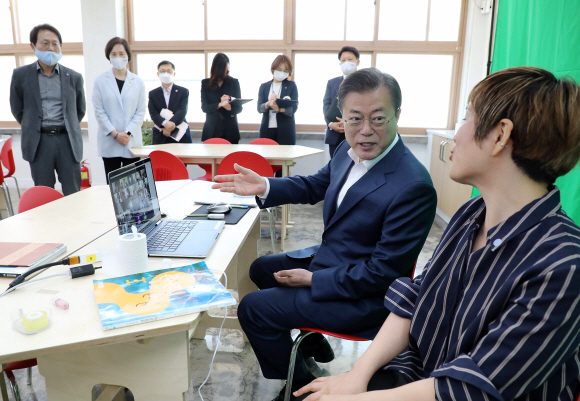 등교개학을 앞두고 문재인 대통령이 8일 서울 용산구 중경고등학교를 방문했다. 과학실에서 실시간 온라인 쌍방향 수업에 참관한 문 대통령이 정수아 과학교사와 대화를 나누고 있다. 2020.05.08 도준석 기자 pado@seoul.co.kr