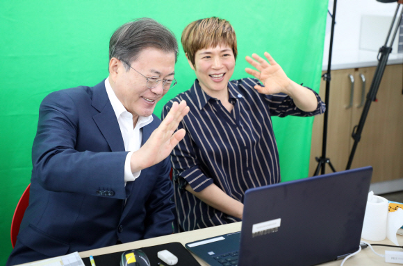 등교개학을 앞두고 문재인 대통령이 8일 서울 용산구 중경고등학교를 방문했다. 과학실에서 실시간 온라인 쌍방향 수업에 참관한 문 대통령이 정수아 과학교사(오른쪽)와 함께 온라인으로 수업중인 학생들에게 손을 흔들며 웃고 있다. 2020.05.08 도준석 기자 pado@seoul.co.kr