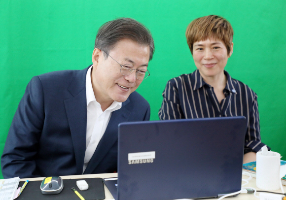 등교개학을 앞두고 문재인 대통령이 8일 서울 용산구 중경고등학교를 방문했다. 과학실에서 실시간 온라인 쌍방향 수업에 참관한 문 대통령이 정수아 과학교사(오른쪽)와 함께 온라인으로 수업중인 학생들과 대화를 나누고 있다. 2020.05.08 도준석 기자 pado@seoul.co.kr