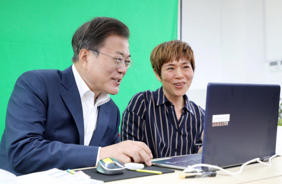 등교개학을 앞두고 문재인 대통령이 8일 서울 용산구 중경고등학교를 방문했다. 과학실에서 실시간 온라인 쌍방향 수업에 참관한 문 대통령이 정수아 과학교사(오른쪽)와 함께 온라인으로 수업중인 학생들과 대화를 나누고 있다. 2020.05.08 도준석 기자 pado@seoul.co.kr