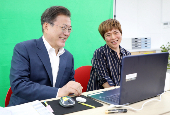 등교개학을 앞두고 문재인 대통령이 8일 서울 용산구 중경고등학교를 방문했다. 과학실에서 실시간 온라인 쌍방향 수업에 참관한 문 대통령이 정수아 과학교사(오른쪽)와 함께 온라인으로 수업중인 학생들과 대화를 나누고 있다. 2020.05.08 도준석 기자 pado@seoul.co.kr