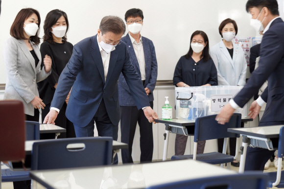 문재인 대통령이 8일 오전 서울 용산구 중경고등학교를 찾아 등교개학 준비상황을 점검하고 있다. 2020.5.8 도준석 기자 pado@seoul.co.kr