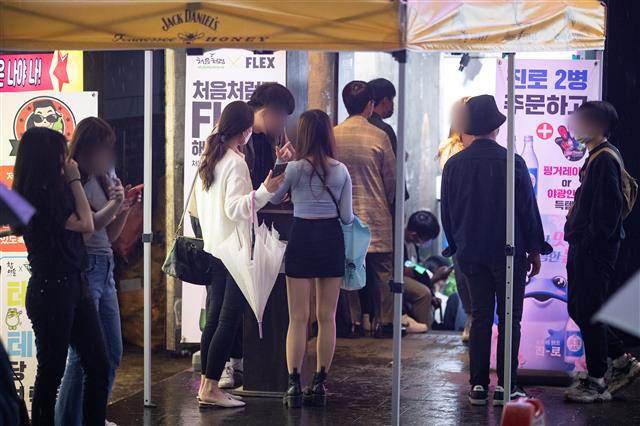 서울 강남역 인근 한 주점에 시민들이 입장을 기다리는 모습. 2020.5.8 뉴스1