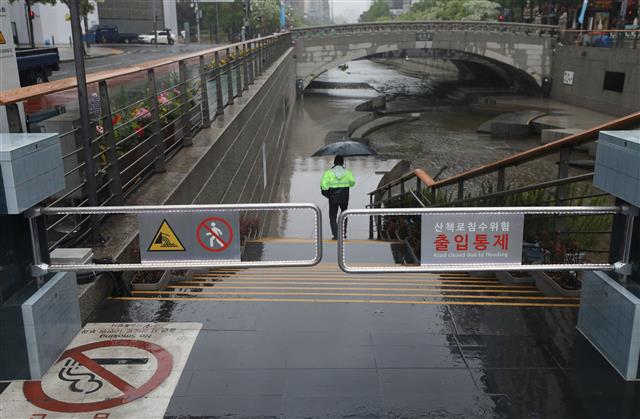 전국적으로 비가 내리는 9일 서울 청계광장 청계천이 출입통제 되고 있다. 2020.5.9 뉴스1