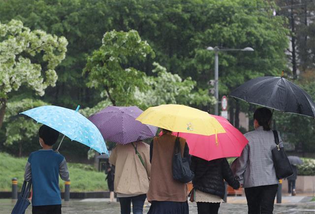 전국적으로 비가 내리는 9일 서울 종로구 광화문광장 일대에서 우산을 쓴 시민들이 걸음을 재촉하고 있다. 2020.5.9 뉴스1