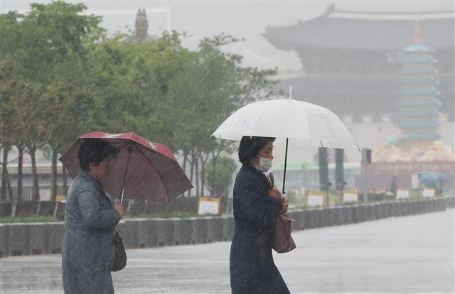 전국적으로 비가 내리는 9일 서울 청계광장 청계천 입구에 출입을 통제하는 차단막이 내려와 있다. 2020.5.9 뉴스1