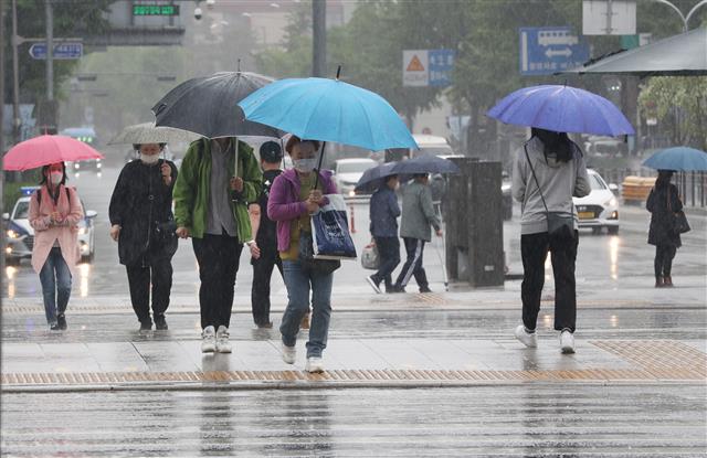 전국적으로 비가 내리는 9일 서울 종로구 광화문광장 일대에서 우산을 쓴 시민들이 걸음을 재촉하고 있다. 2020.5.9 뉴스1