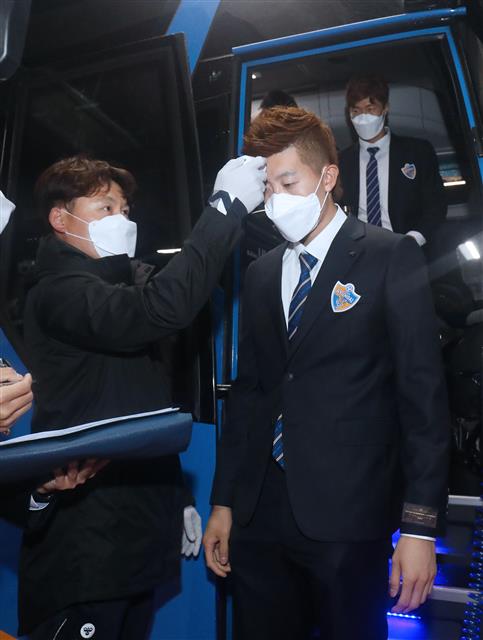 9일 울산 문수경기장에서 2020 K리그1 울산현대와 상주상무의 경기를 앞두고 울산 조현우가 마스크를 착용한 채 체온측정을 받고 있다. 2020.5.9 뉴스1