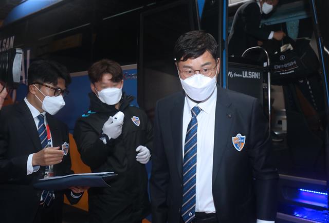 9일 울산 문수경기장에서 2020 K리그1 울산현대와 상주상무의 경기를 앞두고 울산 김도훈 감독이 마스크를 착용한 채 체온측정을 받은 뒤 경기장으로 들어서고 있다. 2020.5.9 뉴스1