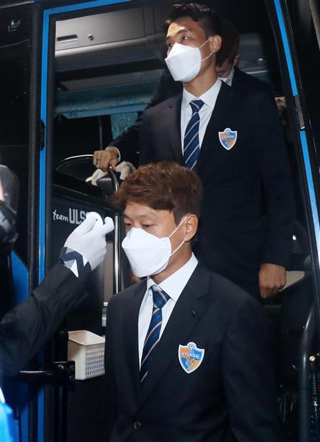 9일 울산 문수경기장에서 2020 K리그1 울산현대와 상주상무의 경기를 앞두고 울산 이청용이 마스크를 착용한 채 체온측정을 받고 있다. 2020.5.9 뉴스1