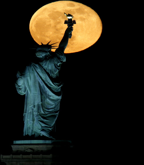 ‘플라워 문(Flower Moon)’이라고도 불리는 5월의 ‘슈퍼문’이 7일(현지시간) 미국 뉴욕 자유의 여신상 위에 떠 있다. UPI 연합뉴스