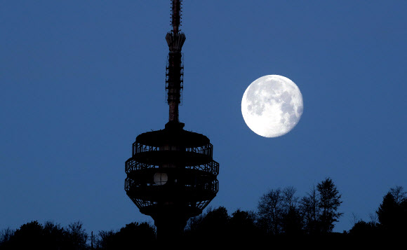 ‘플라워 문(Flower Moon)’이라고도 불리는 5월의 ‘슈퍼문’이 9일(현지시간) 보스니아 헤르체고비나의 수도 사라예보 하늘위에 떠 있다. EPA 연합뉴스