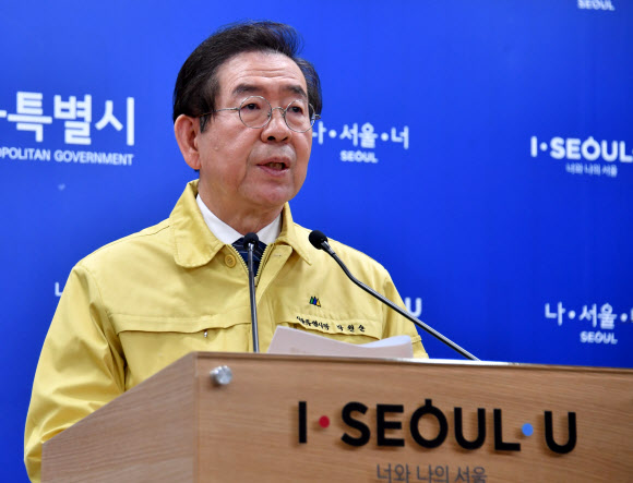박원순 서울시장이 9일 서울 중구 서울시청 브리핑룸에서 ‘코로나19’ 관련 긴급 브리핑을 하고 있다. 2020.5.9  서울시 제공