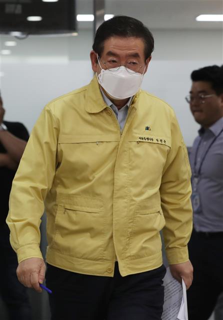 박원순 서울시장이 9일 서울 중구 서울시청에서 이태원 클럽의 신종 코로나바이러스 감염증(코로나19) 확진자 급증 대책관련 긴급 기자회견을 하기 위해 입장하고 있다. 2020.5.9 뉴스1