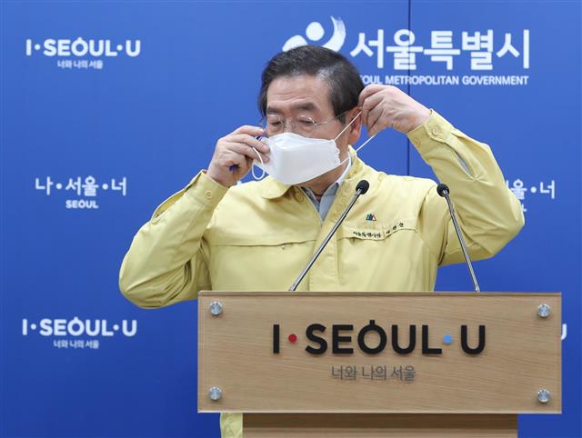 서울시장이 9일 서울 중구 서울시청에서 이태원 클럽의 신종 코로나바이러스 감염증(코로나19) 확진자 급증 대책관련 긴급 기자회견을 마치고 마스크를 쓰고 있다. 2020.5.9 뉴스1