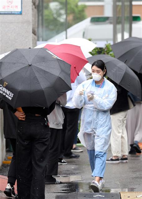이태원 클럽 관련 신종 코로나바이러스 감염증(코로나19)의 지역 발생 확진자가 늘고 있는 가운데 9일 오후 서울 중구 국립중앙의료원에서 이태원클럽 관련 의심자들이 줄을 지어 검사를 기다리고 있다. 2020.5.9 뉴스1