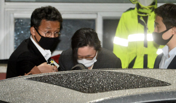 정경심, 지지자들 향해 인사