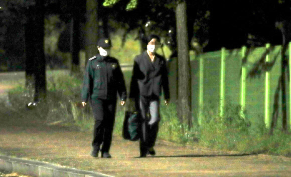 서울구치소 밖으로 나서는 정경심