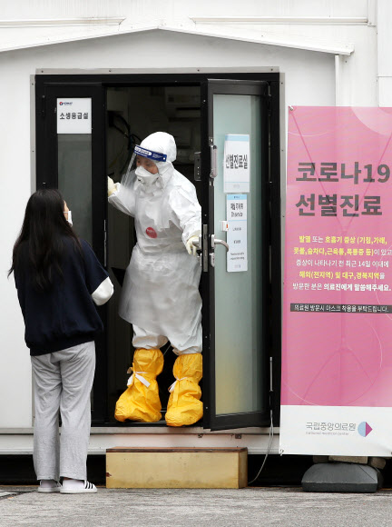 ‘이태원 클럽 집단감염’에 분주해진 선별진료소