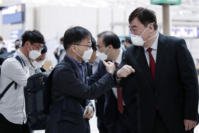 中 향하는 기업인에 인사하는 싱하이밍 대사
