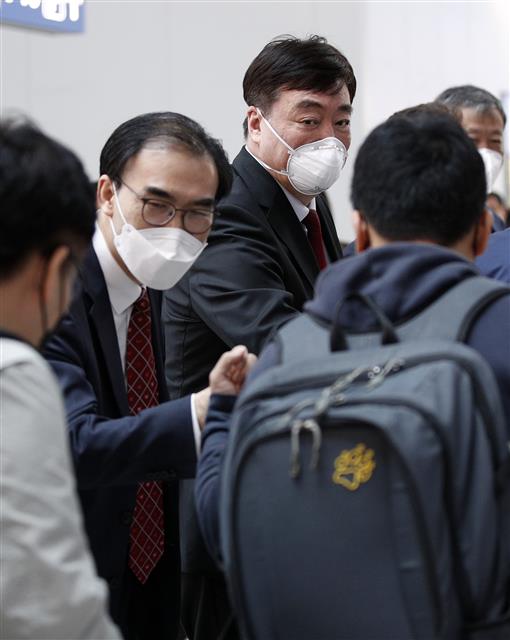 기업인 향해 인사하는 이성호 조정관·싱하이밍 대사