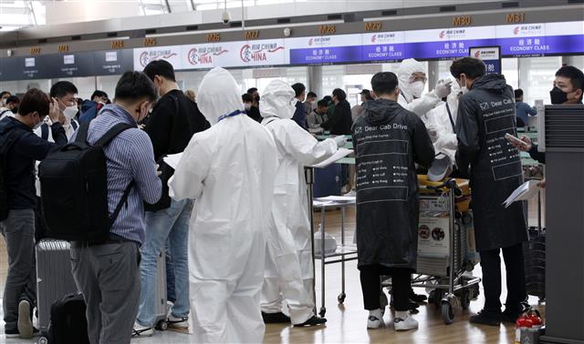 북적이는 중국 톈진행 카운터