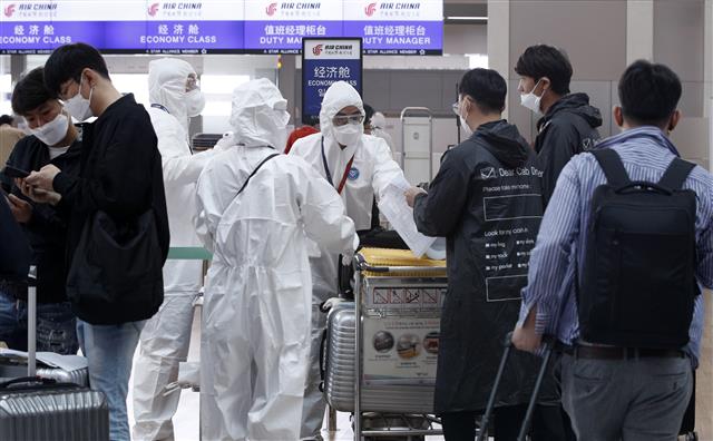 북적이는 중국 톈진행 카운터