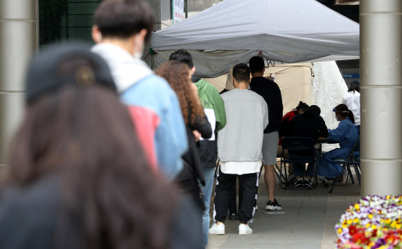 아침부터 붐비는 용산구 선별진료소