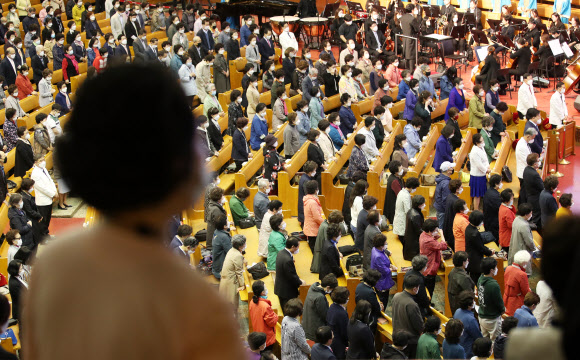 ‘생활방역’ 전환 후 첫 주일예배