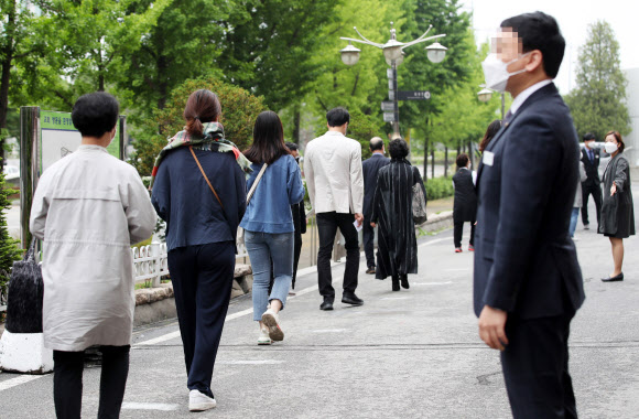 입장할 때도 유지하는 ‘안전거리’