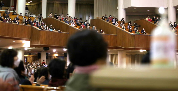 ‘생활방역’ 전환 후 첫 주일예배