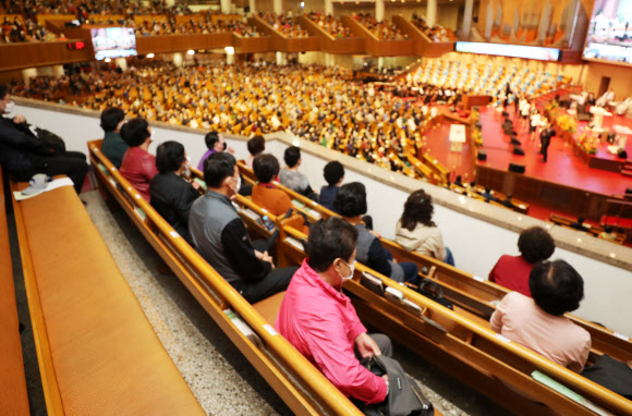 주일예배 드리는 신도들