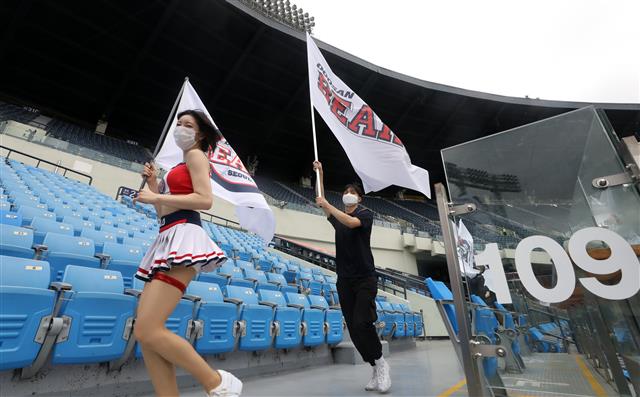 승리 예감한 두산 치어리더