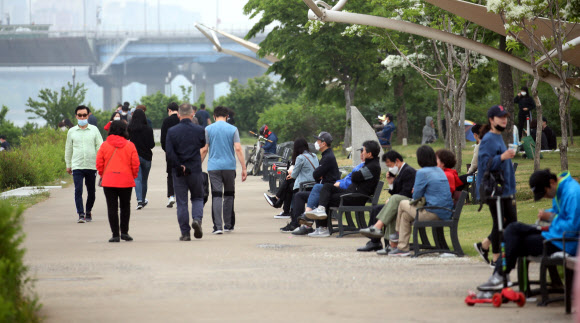 주말 맞아 산책하는 시민들