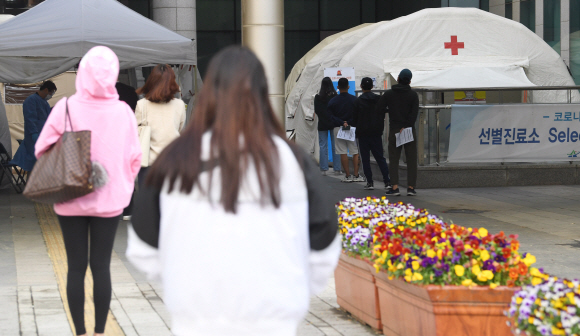 이태원 클럽 관련 코로나 19 확진 환자가 늘어나는 가운데 10일 서울 용산구보건소에 마련된 선별진료소를 찾은 시민들이 검사를 받기 위해 줄을 서 있다. 2020.5.10 오장환 기자 5zzzang@seoul.co.kr