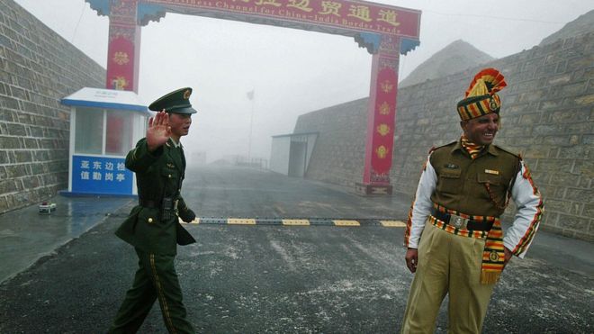 중국과 인도 군 병사들은 평소 시킴주의 국경을 공동 관리하며 어울려 지내기도 하지만 이따금 무력 충돌도 일으킨다. AFP 자료사진