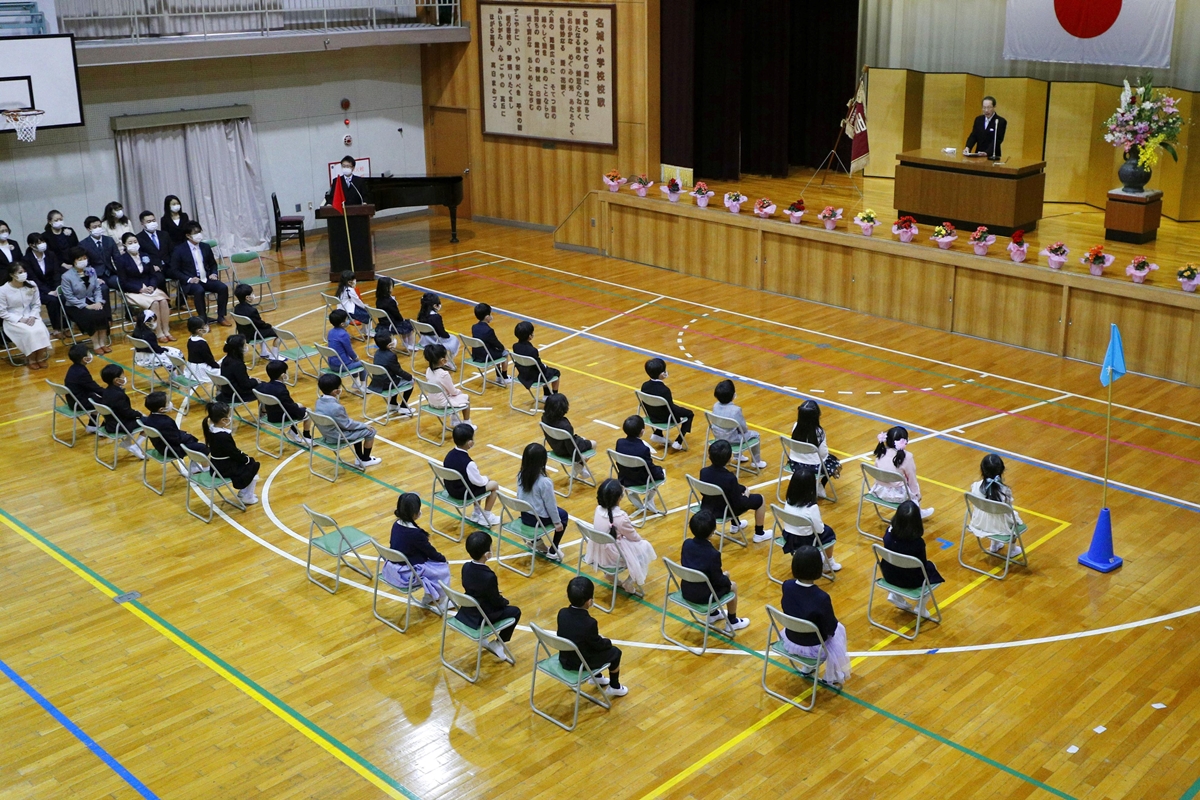 4월 6일 일본 나고야의 한 초등학교 입학식이 열린 가운데 코로나19 사태로 학생들이 간격을 두고 앉아 있다. 2020.4.6  로이터 연합뉴스
