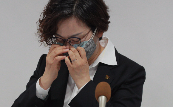 11일 오전 서울 마포구 ‘인권재단 사람’에서 열린 정의기억연대 기자회견에서 이나영 이사장이 마스크를 고쳐쓰고 있다. 2020. 5. 11 박윤슬 기자 seul@seoul.co.kr