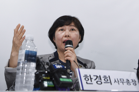 이용수 할머니가 일본군성노예제문제해결을 위한 정의기억연대의 활동에 대해 비판을 제기한 것에 대응해 정의기억연대가 기자회견을 연 11일 오전 한경희 사무총장이 발언을 하고 있다. 2020. 5. 11 박윤슬 기자 seul@seoul.co.kr