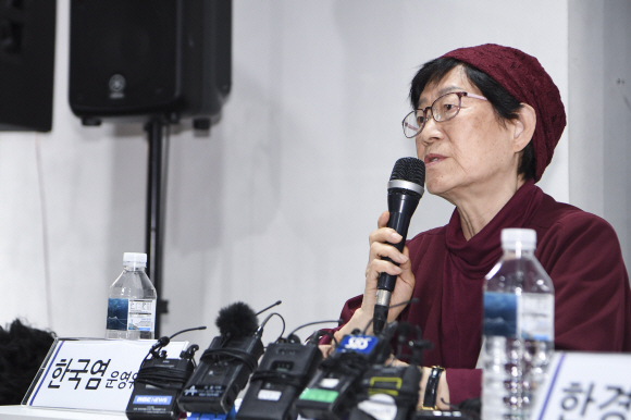 이용수 할머니가 일본군성노예제문제해결을 위한 정의기억연대의 활동에 대해 비판을 제기한 것에 대응해 정의기억연대가 기자회견을 연 11일 오전 한국염 운영위원장이 발언을 하고 있다. 2020. 5. 11 박윤슬 기자 seul@seoul.co.kr
