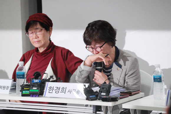 11일 오전 서울 마포구 ‘인권재단 사람’에서 열린 정의기억연대 기자회견에서 한경희 사무총장이 발언 도중 울먹이고 있다. 2020. 5. 11 박윤슬 기자 seul@seoul.co.kr